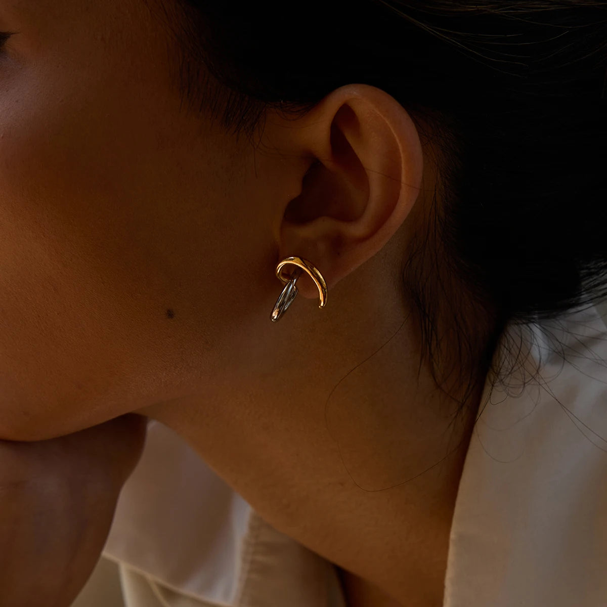 Uworld Fashion Two Tone Irregular Line Earrings 18K Gold Color Plated Stainless Steel Wrapped Hollow Earrings Women's Jewelry